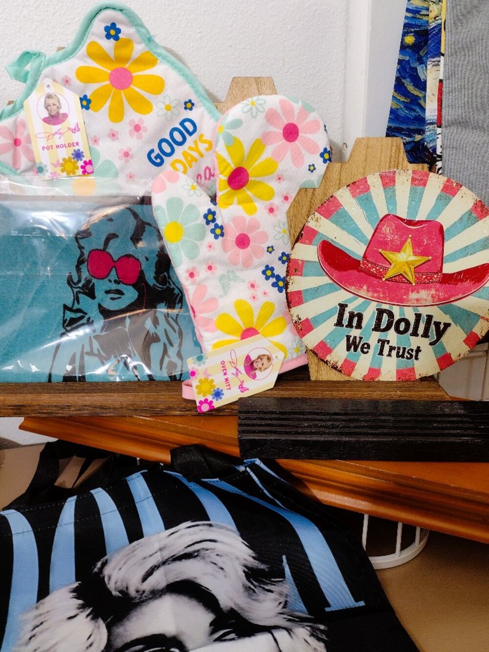 Dolly Parton Fan Gift Pack "In Dolly We Trust" Oven Mitt Pot Holder Make-up Bag